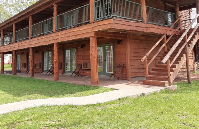 Moon River Ranch - Farm House Lodge Rooms