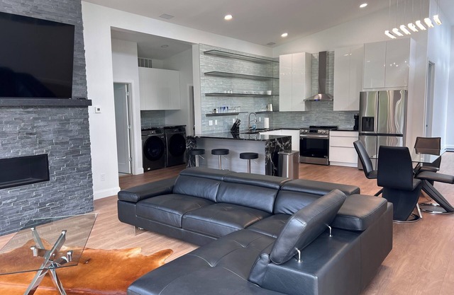 MoonBeam: Spacious and Modern Home in the countryside near Stockton Lake.