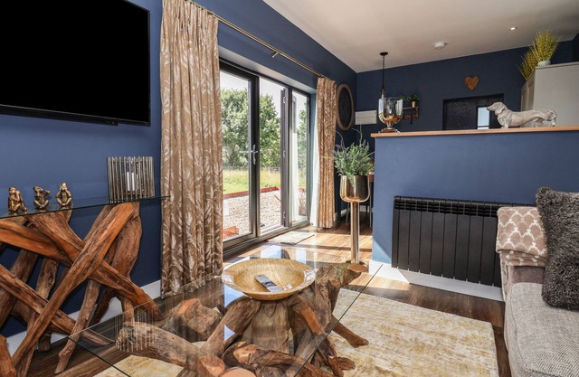 MOONLIGHT LODGE, pet friendly, character holiday cottage in Bubwith