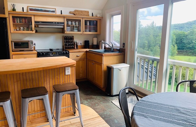 Moonlight Mountain Farm Vermont Studio w Hot Tub Spa Room