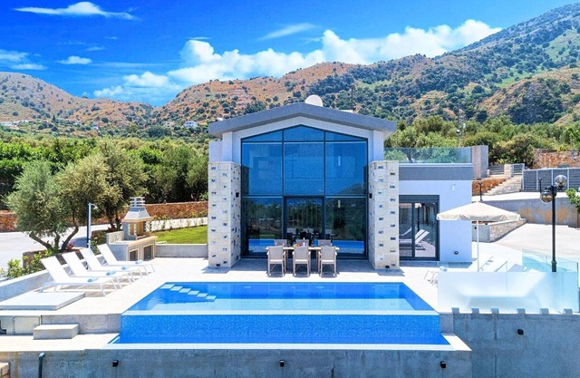 Moonlight Villa Heated Pool