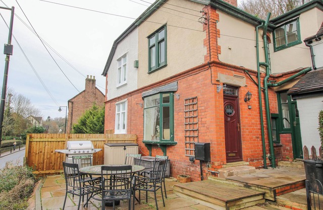 MOONRIVER, pet friendly, with a garden in Ironbridge