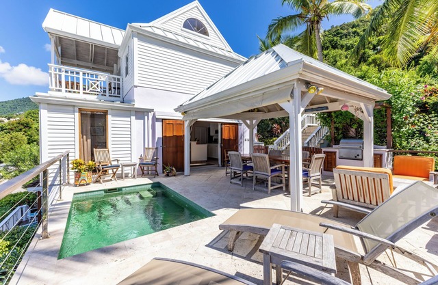 MOONSTONE VILLA 3bed villa and dip pool, just a hop skip and a jump from beach!