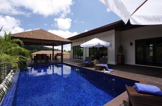Moonstone Villa: 6 Bedrooms, Private Pool, Near Beach, sleeping 14 people