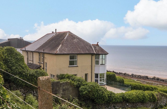 MOROLWG, family friendly, with open fire in Barmouth