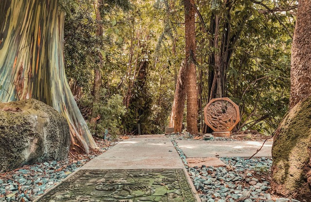 Most Contemporary Estate in the heart of Honolulu-Luxury Living .