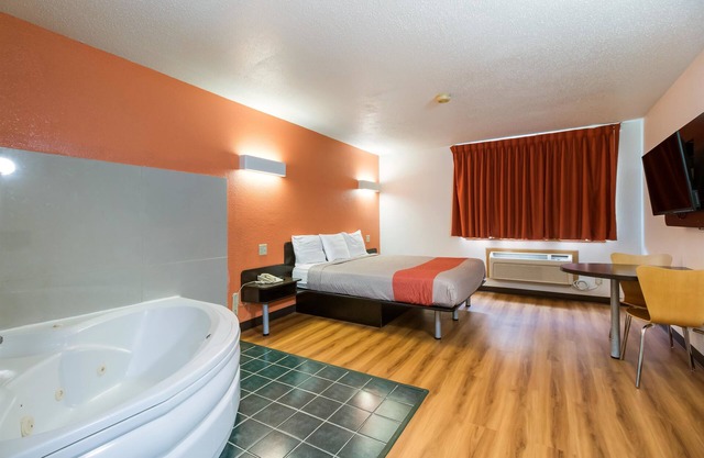 Motel 6 Davenport, IA