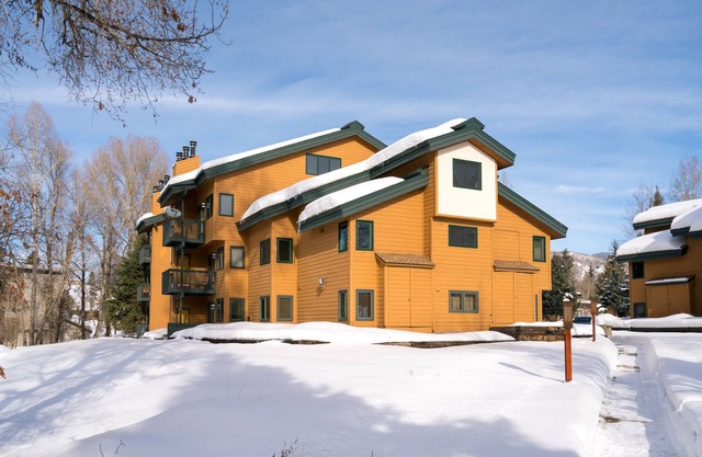 Mountain Comfort at The Pines – Walkable, Central and Scenic!