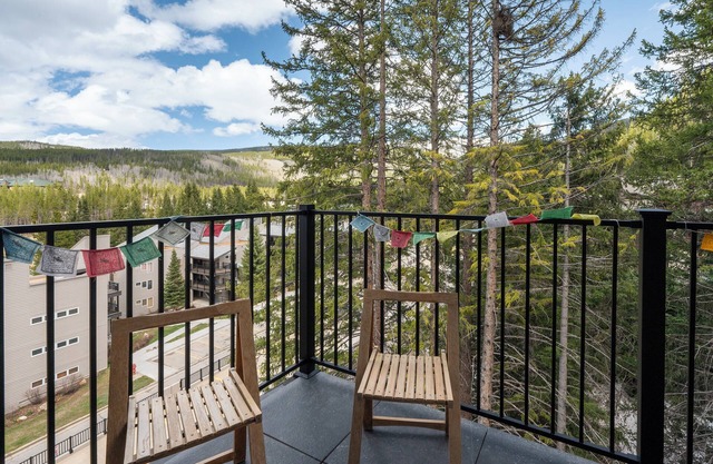 Mountain condo w/fireplace & year-round pool