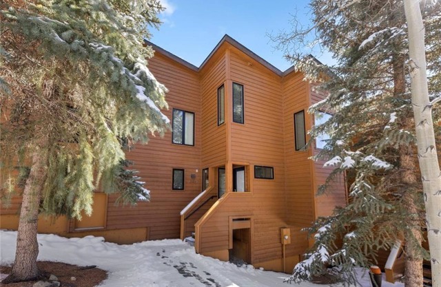 Mountain Escape: Comfy 2-Bedroom Condo with Easy Shuttle Access to Ski Lifts