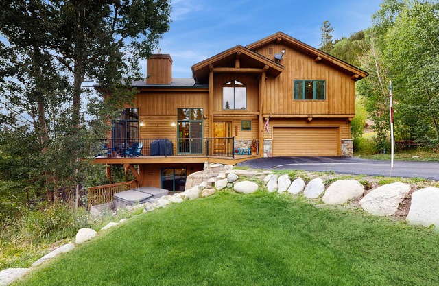 Mountain getaway with private hot tub, ping pong table, and dog-friendly