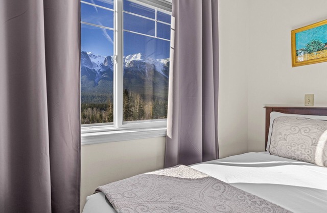 Mountain Hideaway- hot tub, free parking, view, 2BR, sleeps 8 -B212