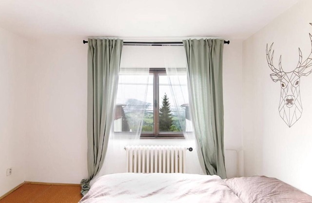 Mountain hut in the heart of the Erzgebirge for larger groups. Pet friendly!