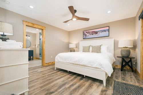 Mountain Laurel: New, Lake Access w. Dock Slip, Hot Tub, Dogs OK