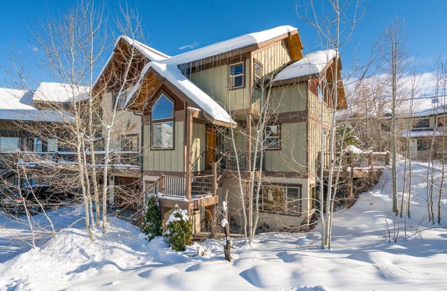 Mountain Lily | 3BR + Loft | Valley Views | Family Game Room | Near Downtown and