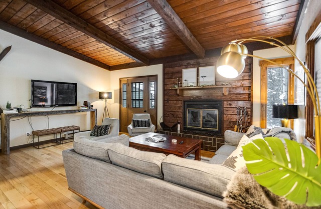 Mountain Retreat Townhome on Bus Route with a Private Deck & Covered Parking