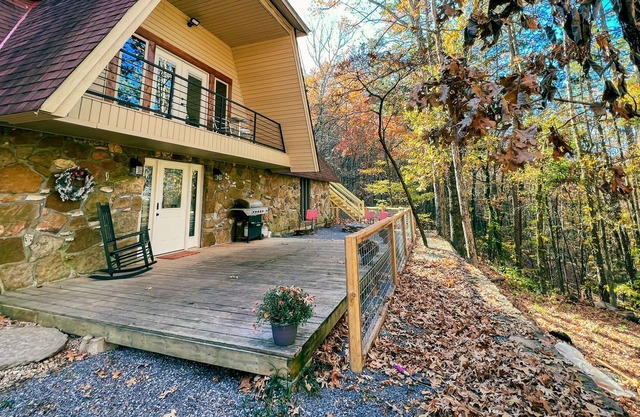 Mountain side cabin with beautiful views close to town