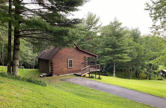 Mountain Song Log Cabin/Starlink Wifi, Trout Stream🐟, Near I-77 & BR Parkway🌄