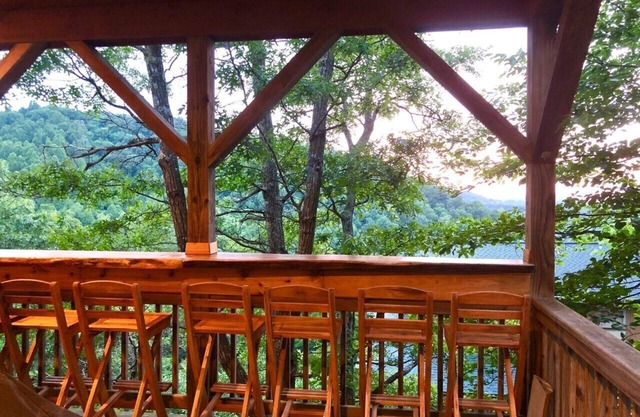 Mountain-Style Cabin Just Above Boone