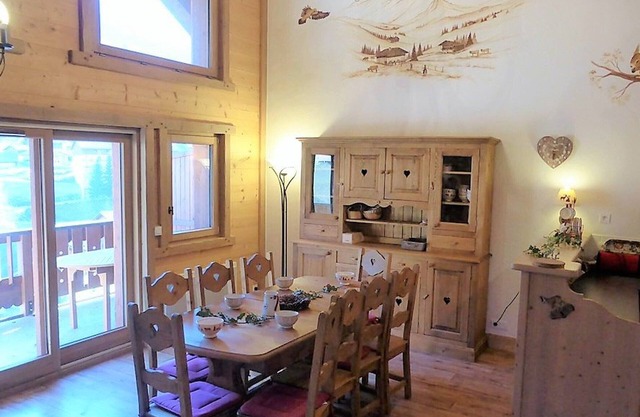 Mountain-style triplex 12 pers, private box, garage, balcony, close to amenities