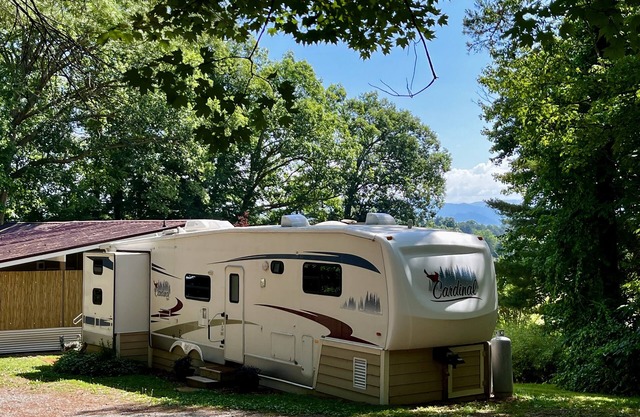 Mountain sunrise views from spacious cozy 5th wheel camper-20 min from Asheville