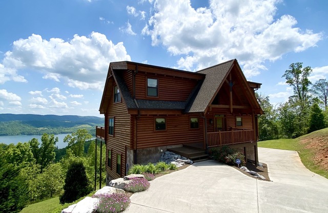 MOUNTAIN TOP CABIN WITH PARTNERING MARINA ON NORRIS LAKE