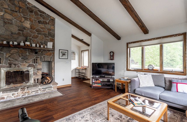 Mountain view apartment, 5mins to Ski Area!