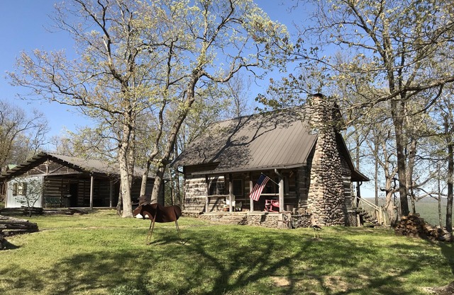 Mountain View Cabin (sleeps 4) & Bunkhouse (sleeps 6)