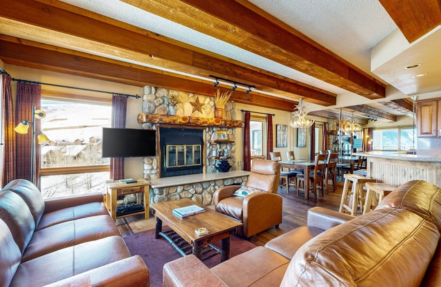 Mountain view condo with fireplace & W/D and access to shared hot tub