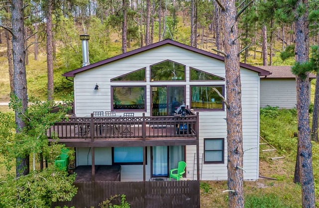 Mountain-view house with washer/dryer, fireplace, gas grill, balcony, & patio