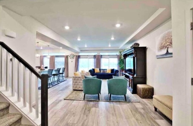 Mountain View house with, Jacuzzi, 5 beds 3.5 bath near Airport