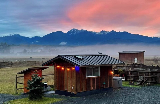 Mountain-View Tiny Cabin Retreat HOT TUB-Sauna