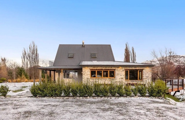 Mountain View Villa - Rural Retreat (Hot Tub, Tennis, Petanque, Putting Green)