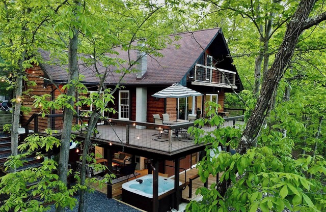 Mountain Views Hot Tub Sauna Firepit EV Charger Seclusion