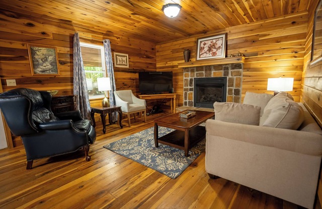 Mountaineer Cabin 6 - Hot Tub & Gas Fireplace close to New River Gorge