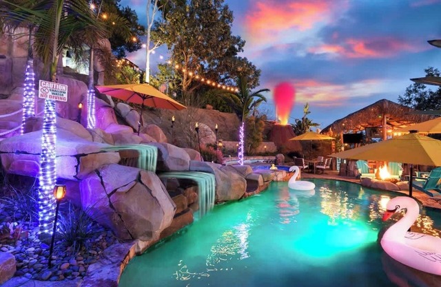 Mountaintop Estate: Pool-Hot Tub-Theatre-Tiki Bar
