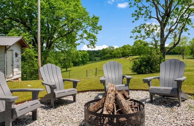 Mountaintop Farmhouse near Whitaker Point Trail - Ideal for Family Getaways