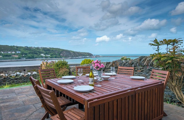 Mowbray, Holiday Cottage Fishguard, Sleeps 10, 5 bedrooms, bathrooms