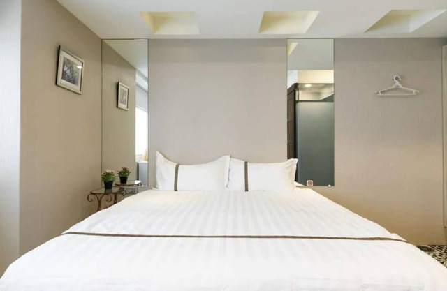 【MRT 5 Bedrooms Apartment in center of Taipei】MRT in 1 min . Monthly stay only.