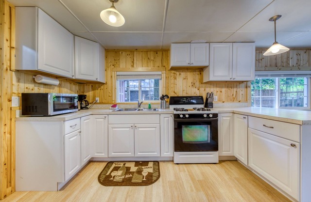 Mt. Hood cabin in the woods with wood stove & streaming - dog-friendly