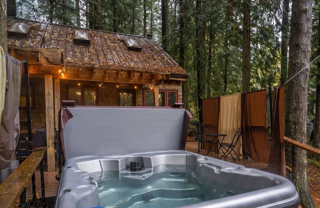 Mt. Hood Cabin w/ hot tub and close to hiking, skiing and outdoor adventuring.