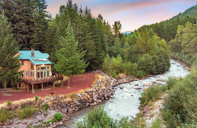 Mt. Hood Riverfront Getaway | Hot Tub | 4BR Chalet on 2 Acres | Pet Friendly