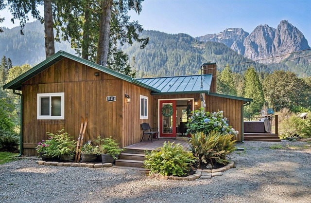 Mt. Index Riverside with hot tub, wifi, grill, fireplace and more!