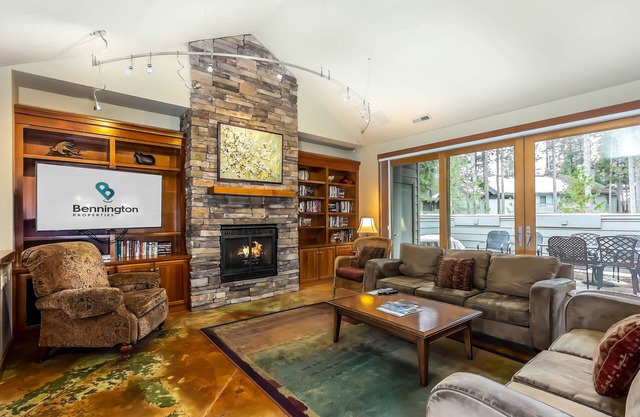 MTRO9 - Gorgeous Home, theater room, 3 masters, AC, Hot Tub, Ping Pong