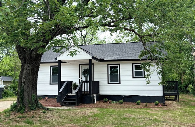 MTSU football and Downtown Murfreesboro! Near Siegel soccer, Nashville! New 2BR
