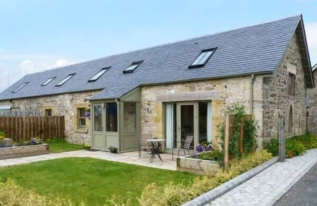 MUIRMAILING COTTAGE, family friendly, with a garden in Stirling