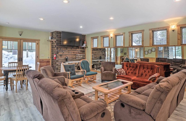 Multi-Building Retreat Center w/ Hot Tub & Sauna!