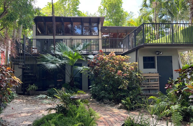 Multi level tropical paradise - 3-bedroom house in tropical Coconut Grove