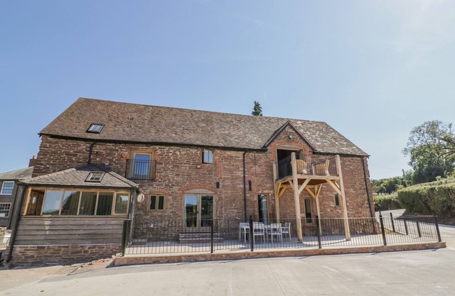 MUNDERFIELD MILL, pet friendly, with open fire in Bishop's Frome