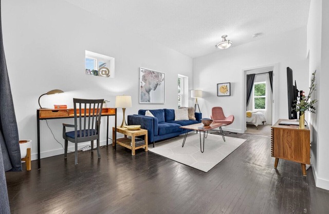 Muse House | Walk to Stadium | 5 min Rogers and DT